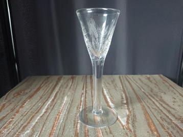 Rijkelijk handgegraveerd likeurglas met signatuur beschikbaar voor biedingen