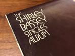 LP 1976 SHIRLEY BASSEY, THE SINGLES ALBUM, UA ARTISTS, 1960 tot 1980, Gebruikt, Ophalen of Verzenden, 12 inch