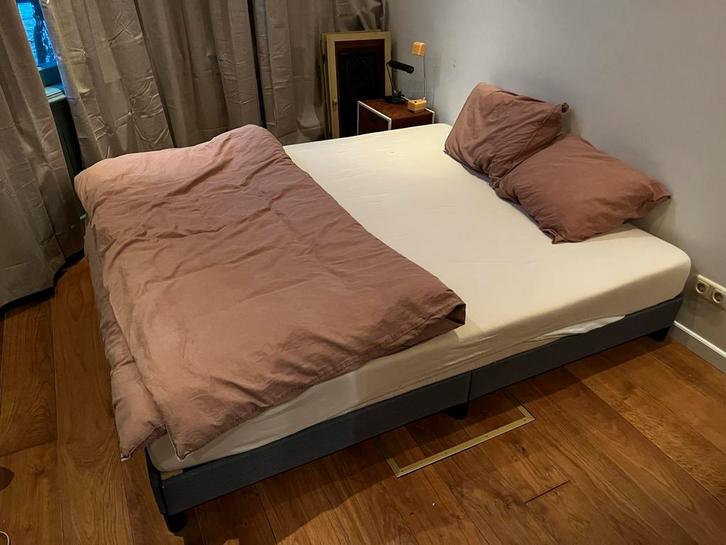 Ikea Bedframe + Matras 180x200cm, Huis en Inrichting, Slaapkamer | Bedden, Gebruikt, Tweepersoons, 180 cm, 200 cm, Hout, Grijs
