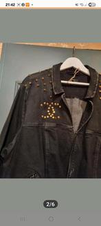 Spijkerjas GEPIMPT MET LOGO BEKEND MODE/PARFUM ICOON, Kleding | Dames, Grote Maten, Ophalen of Verzenden, Nieuw, Zwart, Jas of Mantel