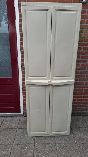 Plastic kast beschikbaar voor biedingen