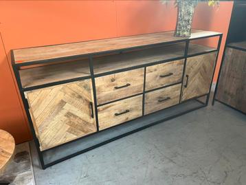 Dressoir Mango van 1089,- NU €425,- beschikbaar voor biedingen