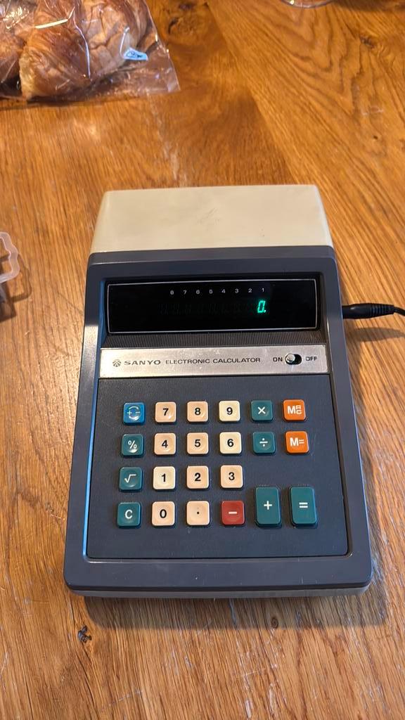 Vintage Sanyo CY-8150 elektronische calculator(1970)werkend, Verzamelen, Elektronische Apparatuur, Overige typen, Ophalen of Verzenden