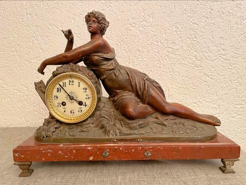 Antieke Franse schouwpendule met liggende vrouw, Antiek en Kunst, Antiek | Klokken, Ophalen