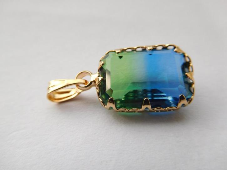 Tweekleurig hangertje (H32520), Sieraden, Tassen en Uiterlijk, Kettinghangers, Nieuw, Ophalen of Verzenden
