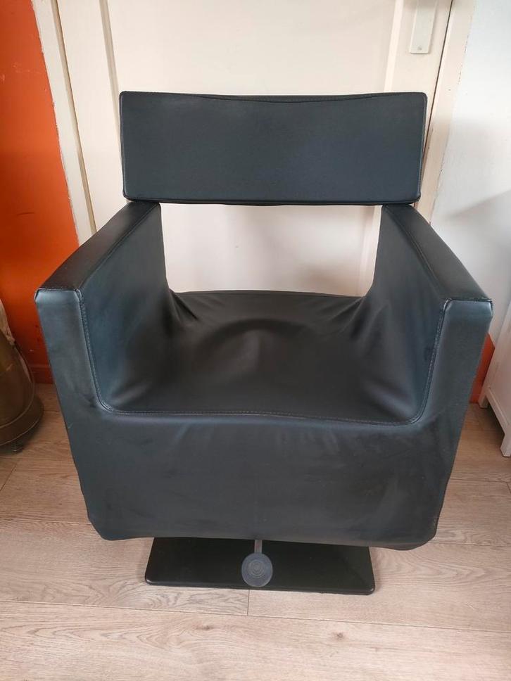 Robuuste zwarte kappersstoel, werkende pomp en draaiend, Huis en Inrichting, Stoelen, Gebruikt, Eén, Zwart, Ophalen