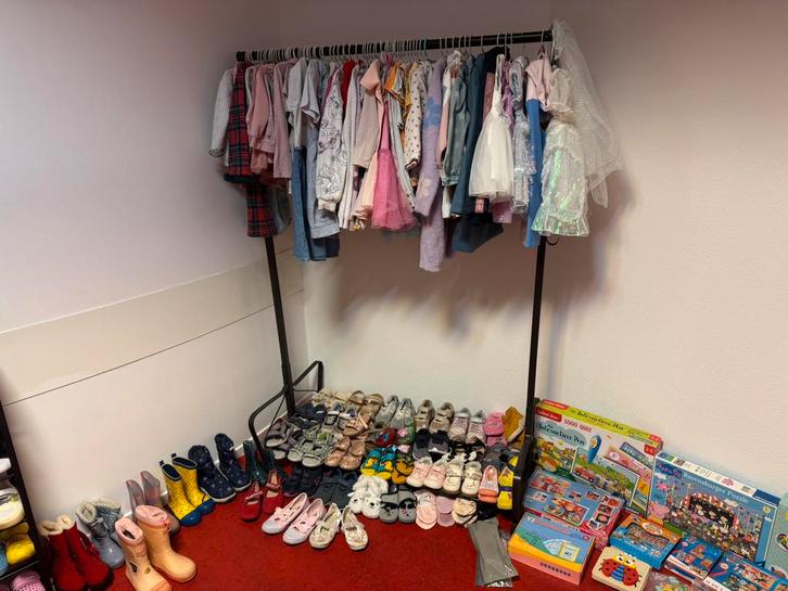 Kinderen/Volvassen spullen opruimen—garage verkoop, Diversen, Rommelmarktspullen, Zo goed als nieuw, Ophalen