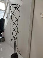 staande lamp van ijzer en glazen kop. lange geschiedenis, Huis en Inrichting, Lampen | Vloerlampen, Ophalen of Verzenden, Zo goed als nieuw