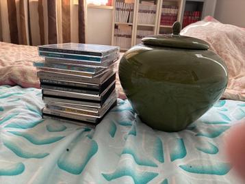 Groen geglazuurde aardewerk pot met deksel beschikbaar voor biedingen