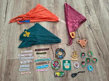 Partij scouting artikelen. Scouting das, insignes, emblemen. beschikbaar voor biedingen