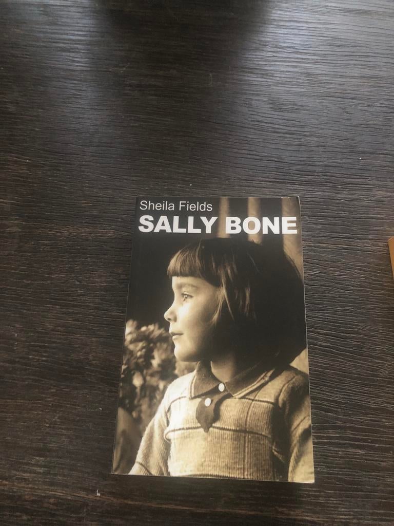 Sally Bone - Sheila Fields - Biografie, Ophalen of Verzenden, Gelezen, Overige
