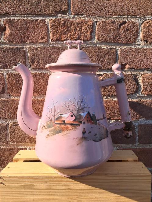 Roze emaille koffiepot met bamboehandvat en landschap., Antiek en Kunst, Antiek | Emaille, Ophalen of Verzenden