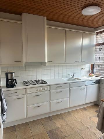 Complete witte keuken met inbouwapparatuur - zelf demonteren beschikbaar voor biedingen