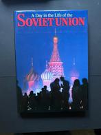 A Day in the Life of the Soviet Union Hardcover – 5 januari, Ophalen of Verzenden, 20e eeuw of later, Zo goed als nieuw, Europa