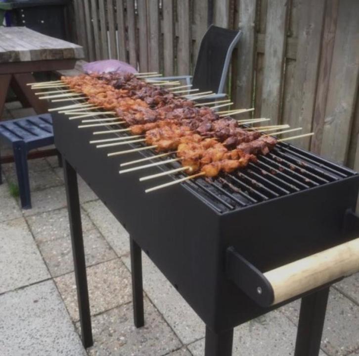 GEZOCHT: Stevige / Sterke Houtskool Barbecue (Regio Arnhem), Tuin en Terras, Houtskoolbarbecues, Nieuw, Met accessoires, Ophalen