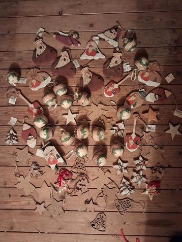 64 houten kerstversiering & papier-mache kerstballen beschikbaar voor biedingen