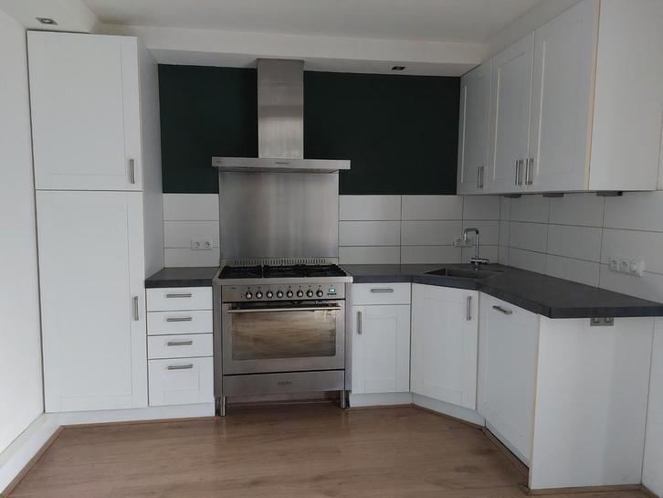 Witte hoekkeuken met RVS accenten, Huis en Inrichting, Keuken | Complete keukens, Gebruikt, Hoekkeuken, Wit, Kunststof, Ophalen