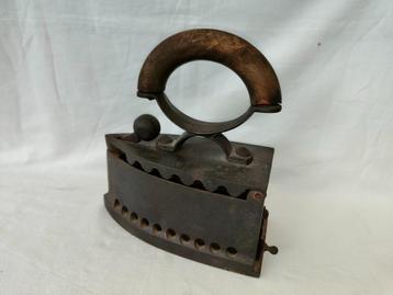 Antiek gietijzeren strijkijzer beschikbaar voor biedingen