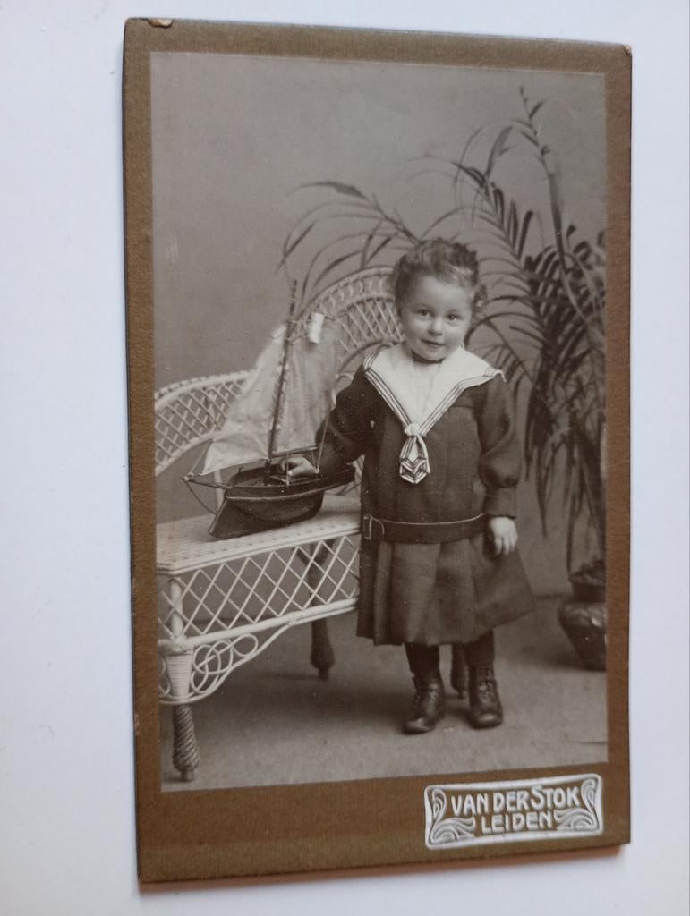 CDV Leiden Kind met Zeilboot, Verzamelen, Foto's en Prenten, Gebruikt, Foto, Ophalen of Verzenden, Voor 1940