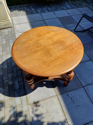 Massief houten ronde salontafel – klassiek design beschikbaar voor biedingen