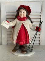 Kerstbeeld meisje met gebreide muts en skies 32 cm, Diversen, Kerst, Ophalen