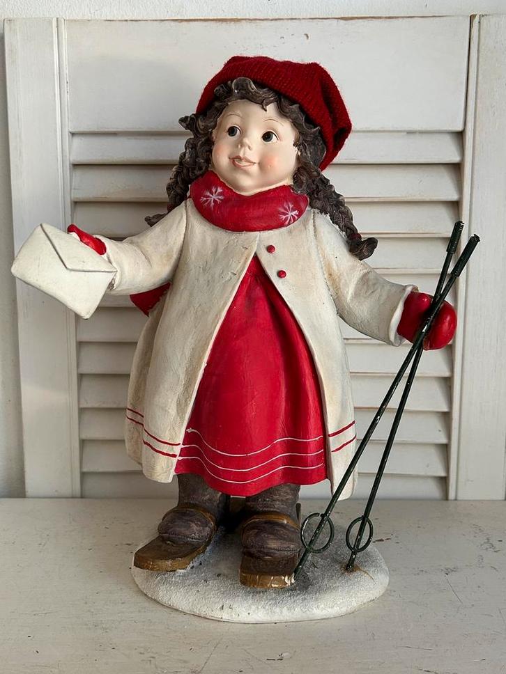 Kerstbeeld meisje met gebreide muts en skies 32 cm, Diversen, Kerst, Ophalen