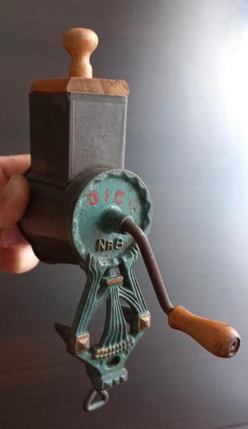 Antique NR8 Grater c1900 cast-Iron Cheese, Spices, Nuts Slic beschikbaar voor biedingen