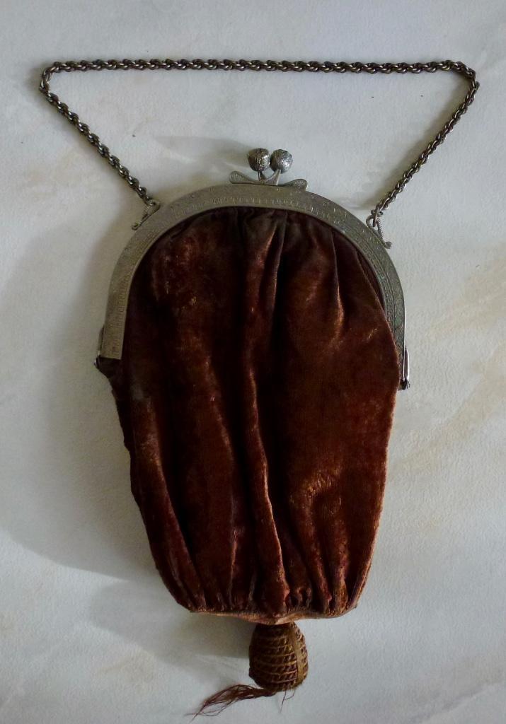 Antiek tasje met mooi versierde beugel en prachtige ketting., Antiek en Kunst, Antiek | Kleding en Accessoires, Dames, Verzenden