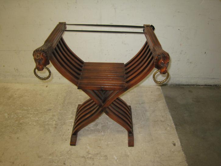 Franse vintage fauteuil/klapstoel met gesneden leeuwenhoofd, Huis en Inrichting, Barkrukken, Gebruikt