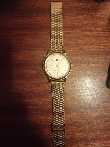 Tommy Hilfiger Gouden Horloge beschikbaar voor biedingen