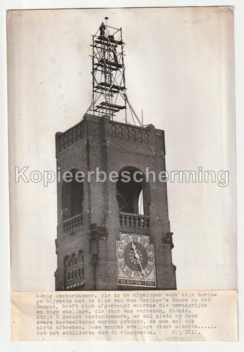 Schilderen vlaggenstok Beurs van Berlage Amsterdam 1953, Verzamelen, Foto's en Prenten, Gebruikt, Foto, Gebouw, 1940 tot 1960