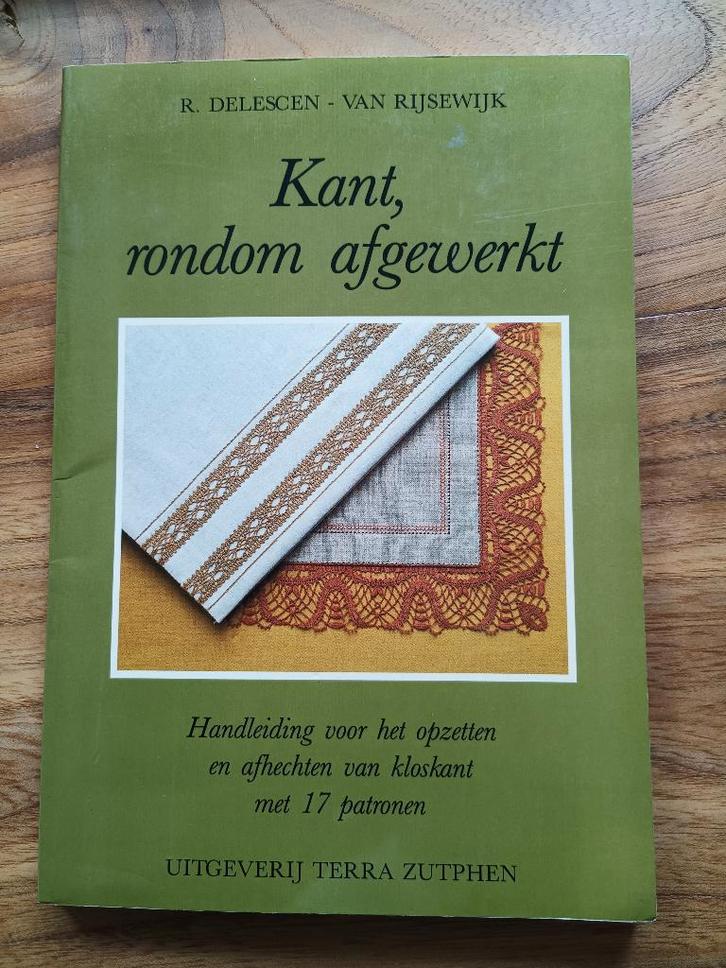 Kant Rondom afgewerkt kantklossen, Hobby en Vrije tijd, Kantklossen, Zo goed als nieuw, Boek of Tijdschrift, Ophalen of Verzenden