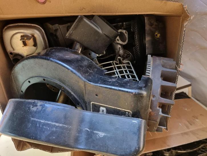 veel onderdelen Briggs & stratton 8 pk, Tuin en Terras, Grasmaaiers, Gebruikt, Benzine-grasmaaier, 50 cm of meer, Cirkelmaaier