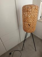 Aphrodite rotan lamp Kwantum, Huis en Inrichting, Lampen | Vloerlampen, Ophalen, Zo goed als nieuw, Minder dan 100 cm