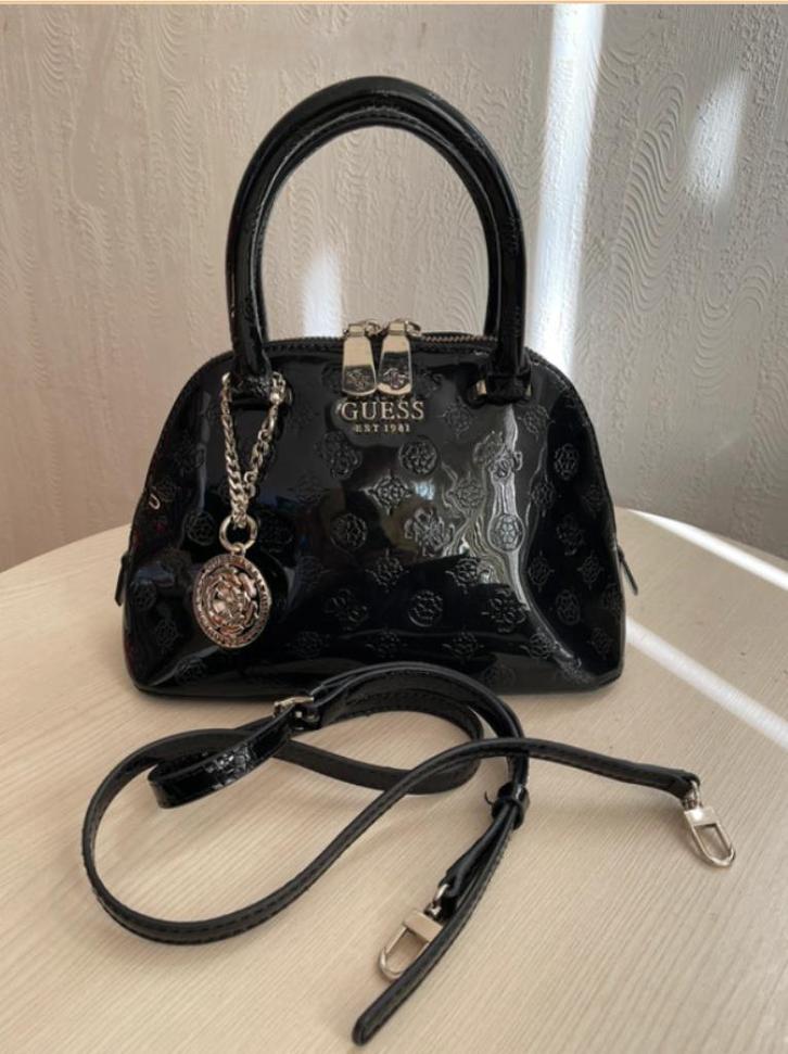Zwarte Guess tas met unieke look, Sieraden, Tassen en Uiterlijk, Tassen | Damestassen, Nieuw, Handtas, Zwart, Verzenden