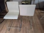 Twee witte barkrukken – zo goed als nieuw, Huis en Inrichting, Barkrukken, Ophalen, Met voetsteun, 60 tot 90 cm, Zo goed als nieuw