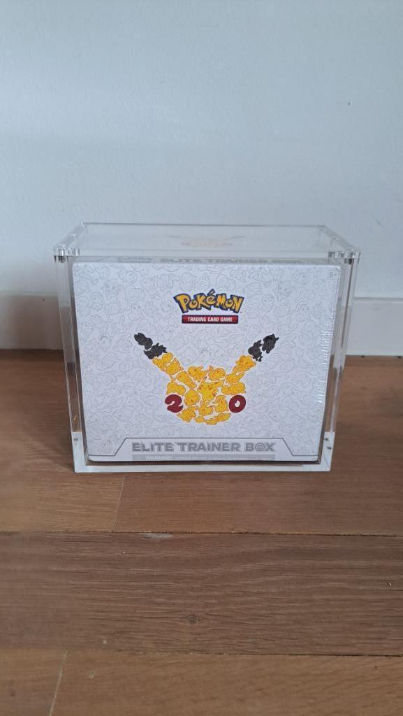 20th Celebrations Elite trainerbox, Hobby en Vrije tijd, Verzamelkaartspellen | Pokémon, Nieuw, Boosterbox, Ophalen of Verzenden