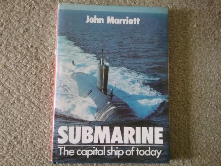 Submarine - the capital ship of today (1986; onderzeeboten), Boeken, Oorlog en Militair, Gelezen, Marine, 1945 tot heden, Ophalen of Verzenden