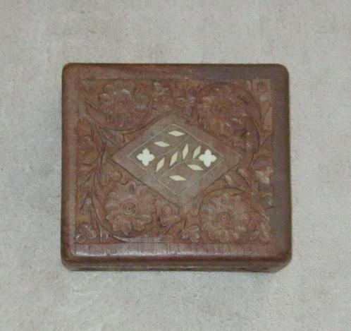 Oud handgemaakt houten kistje met ingelegd parelmoer., Verzamelen, Overige Verzamelen, Gebruikt, Ophalen of Verzenden