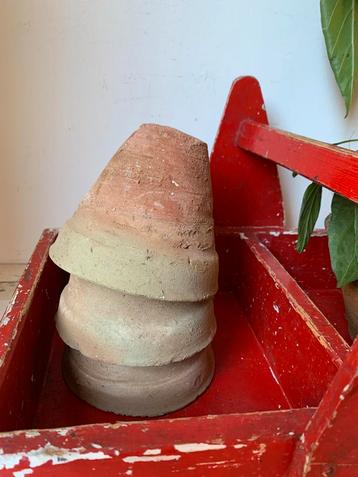 3 Franse handgemaakte terracotta potjes beschikbaar voor biedingen