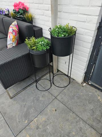 2 zwarten planten bakken  beschikbaar voor biedingen