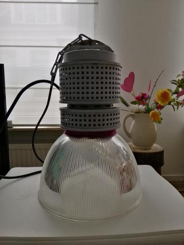 Zware industriele lamp met semi transparante kap