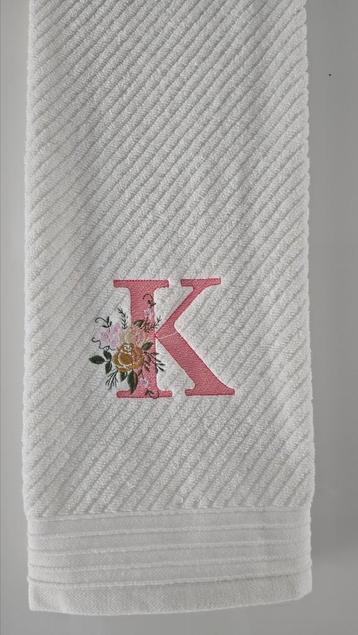 Handdoek met letter en bloemen  beschikbaar voor biedingen