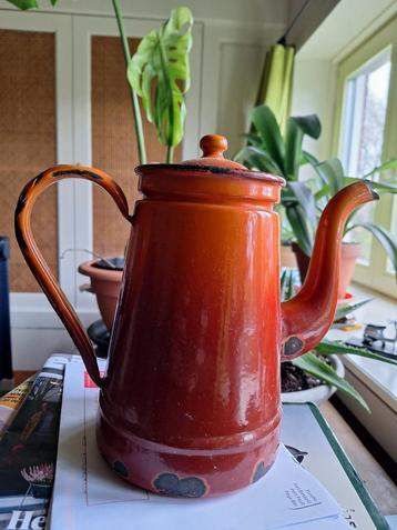 Retro oranje (gietijzeren) keteltje beschikbaar voor biedingen