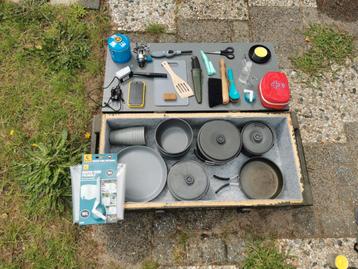 Kampeer/kookkist met veel accessoires  beschikbaar voor biedingen