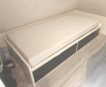 Wit eenpersoonsbed met 2 zwarte laden 90x200 beschikbaar voor biedingen