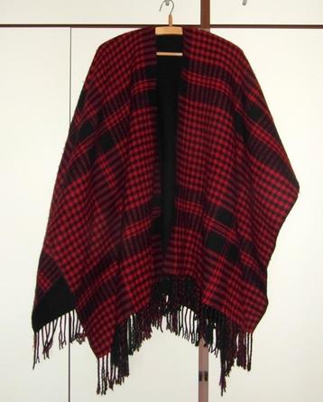 Poncho met franjes Rood met zwart merk V&D, beschikbaar voor biedingen