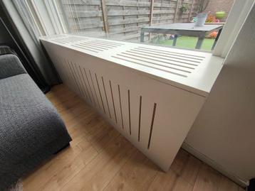 Houten verwarmingsombouw beschikbaar voor biedingen