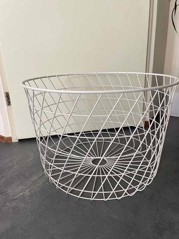 Grote witte metalen Opbergtafel draadmand opbergmand beschikbaar voor biedingen