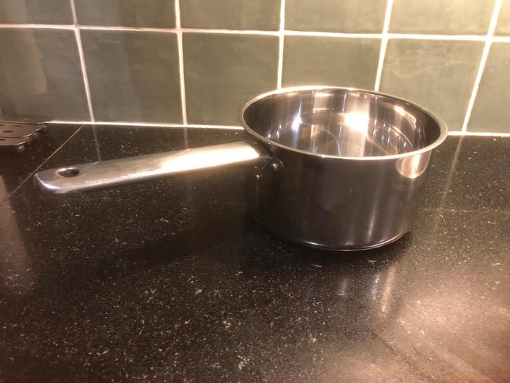 t.k.Ikea RVS steelpan 17cm 2 liter INDUCTIE, Huis en Inrichting, Keuken | Potten en Pannen, Kookpan of Snelkookpan, Rvs, Inductieplaat